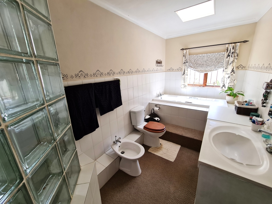 6 Bedroom Property for Sale in Noorsekloof Eastern Cape